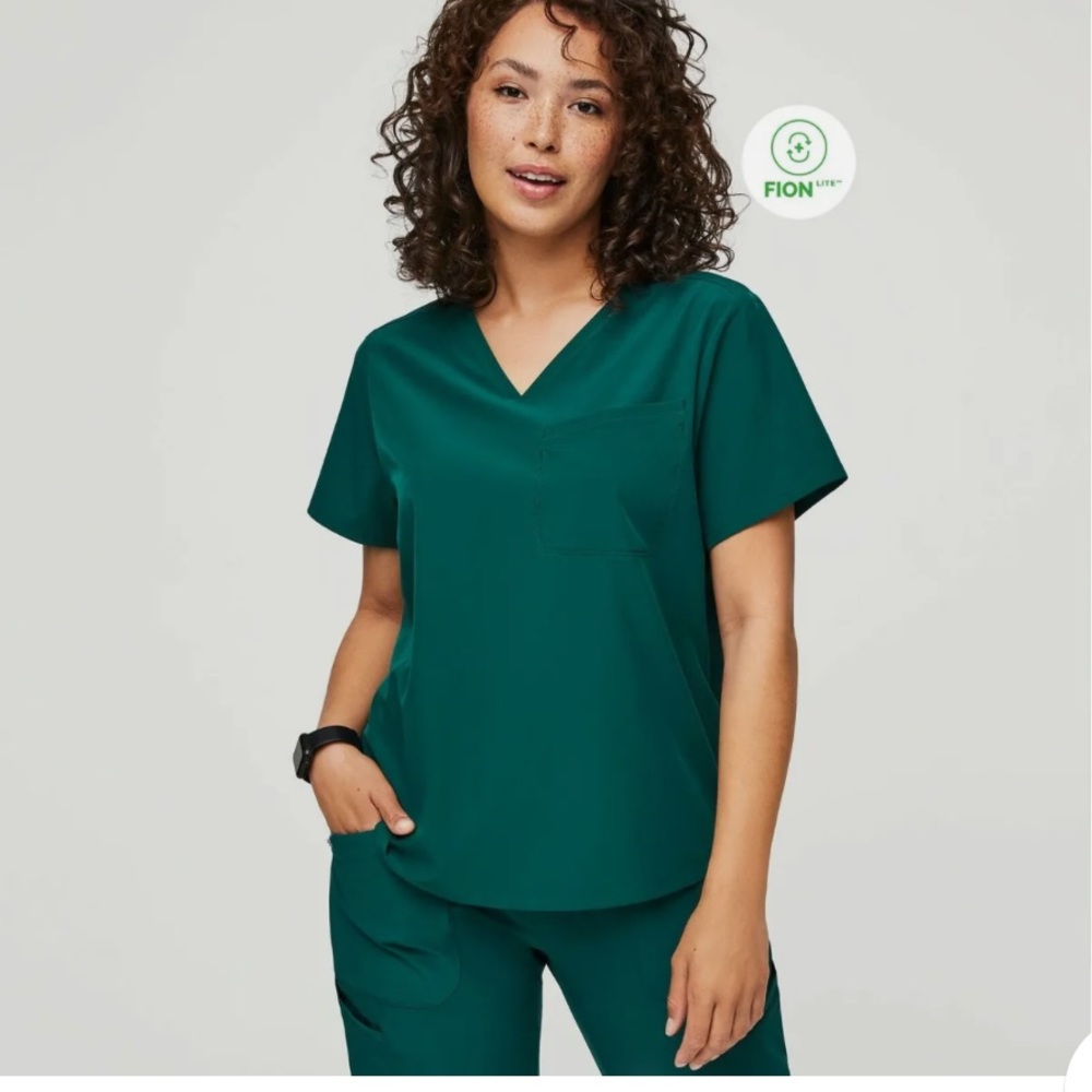 Figs Amazon green fion lite scrub top size small